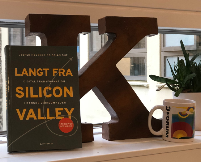 "De to virksomhedsrådgivere Jesper Højberg og Brian Due har nu taget konsekvensen af mellemledernes smerte og forfattet bogen Langt fra Silicon Valley"
