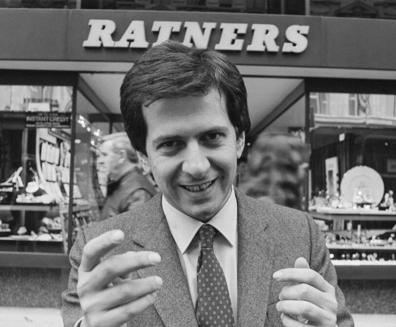 Gerald Ratner i hans velmagtsdage foran en af familievirksomhedens tusindvis af lavpris smykkeforretninger. Nogle år senere var tre jokes ved at udslette virksomheden fuldstændigt. Foto: Getty Images.
