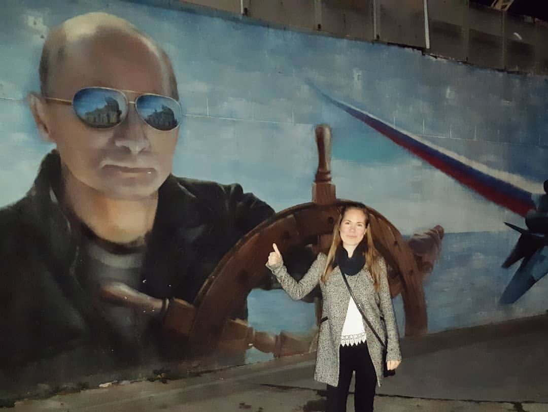 Alina Lipp er en tysk-russisk pro-Putin Influencer. Her ses hun ved et grafittimaleri af det rusiske statsoverhoved. Billede: Instagram