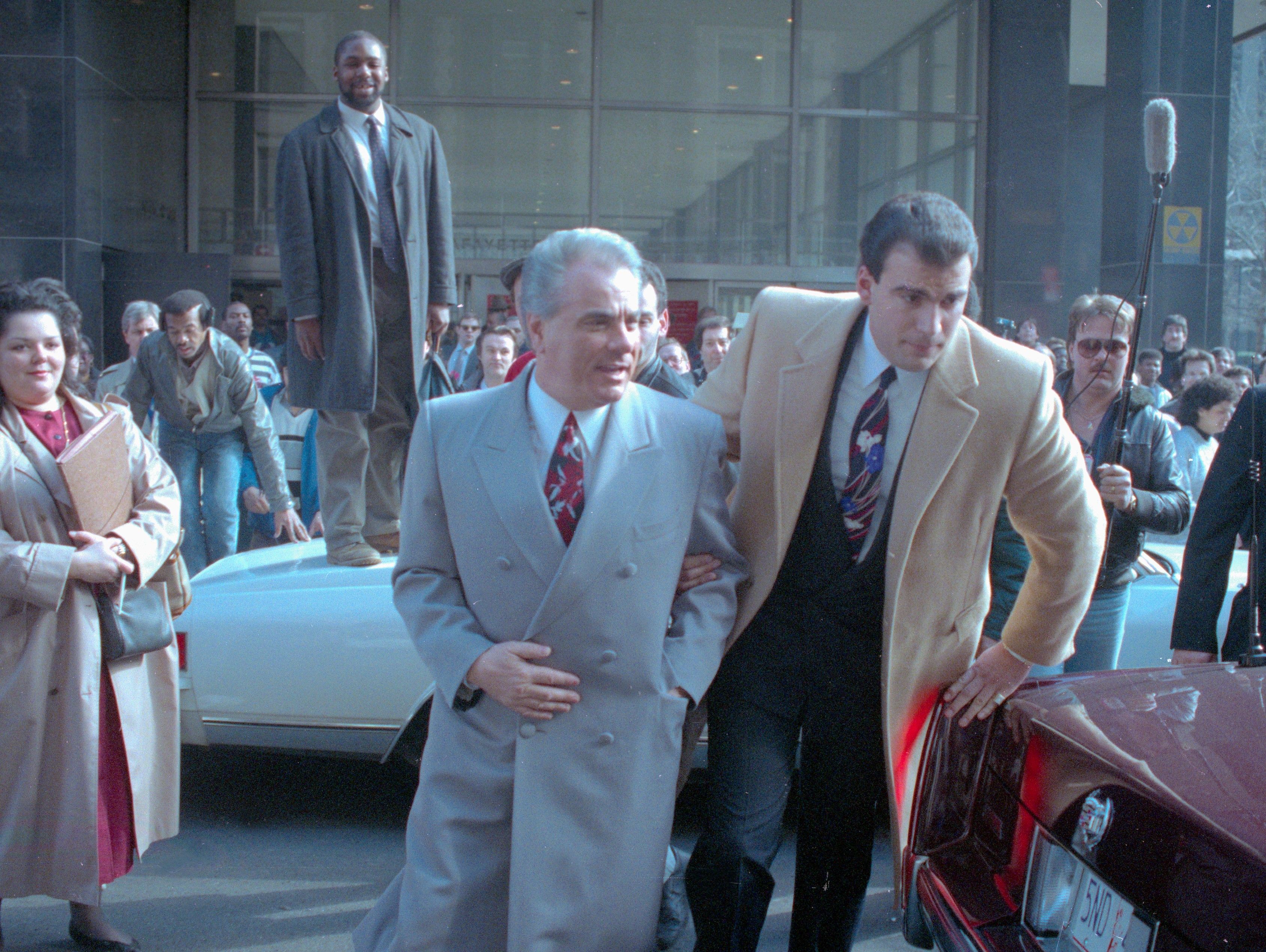I 80’erne ville mafiabossen Jon Gotti være så synlig som muligt. I dag fører de unge mafiosoer arven videre fra ‘The Dapper Don’ på TikTok og YouTube. Illustration: Getty Images