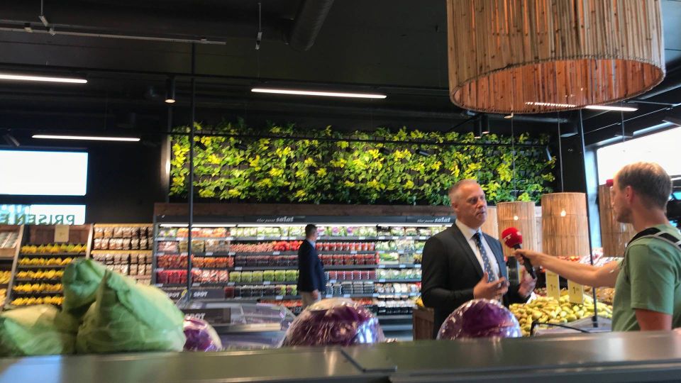 Det er langt fra sikkert, at væggen af planter, der møder kunderne i den nye Netto-butik på Amager bliver standardelement i konceptet, siger Michael Løve.