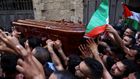 Journalisten Shireen Abu Akleh fra den arabiske tv-station al-Jazeera blev begravet i Jerusalem fredag. Tusindvis af mennesker deltog i begravelsesoptoget. | Photo: RONEN ZVULUN/REUTERS / X90084