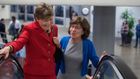 Senator Jeanne Shaheen (D), th. i samtale med Senator Susan Collins (R), tv. | Foto: Tom Williams/AP/Ritzau Scanpix
