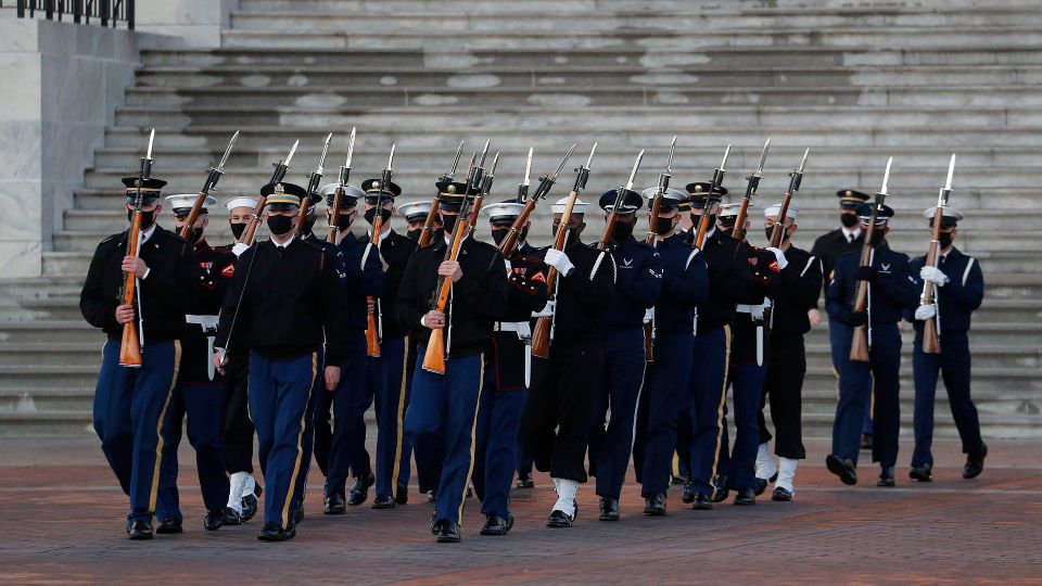 Æresgarden med repræsentanter for alle de militære værn bærer mundbind ved Capitol Hill. | Foto: Joe Raedle/AFP/Ritzau Scanpix
