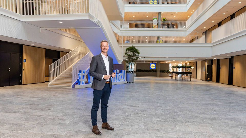 Hauke Daene, HR-direktør i Lidl Danmark, på Lidls nye hovedkontor i midten af Aarhus, som Lidl har kaldt en vigtig milepæl på den ekspansionsrejse, kæden er på i Danmark. | Foto: Lidl / Pr