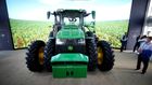 Efter mange års arbejde kunne Deere og Co. i januar løfte sløret for den første kommercielle, selvkørende traktor, hvis teknologi også kan installeres på eksisterende traktorer.. | Foto: STEVE MARCUS/REUTERS / X00642